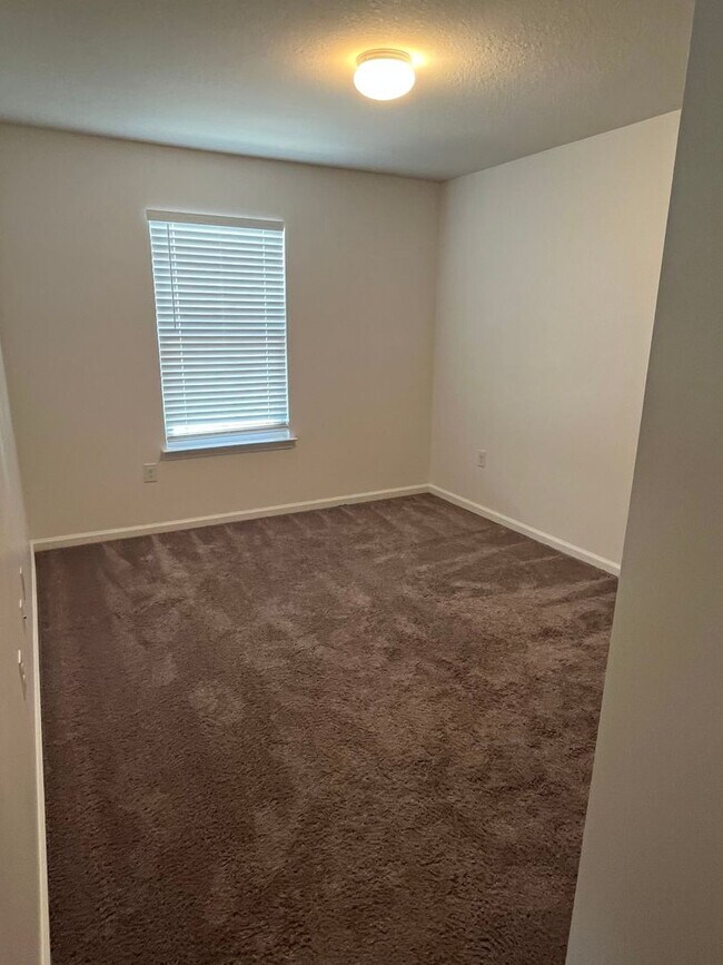 Building Photo - Convenient to shopping & Whiting Field!