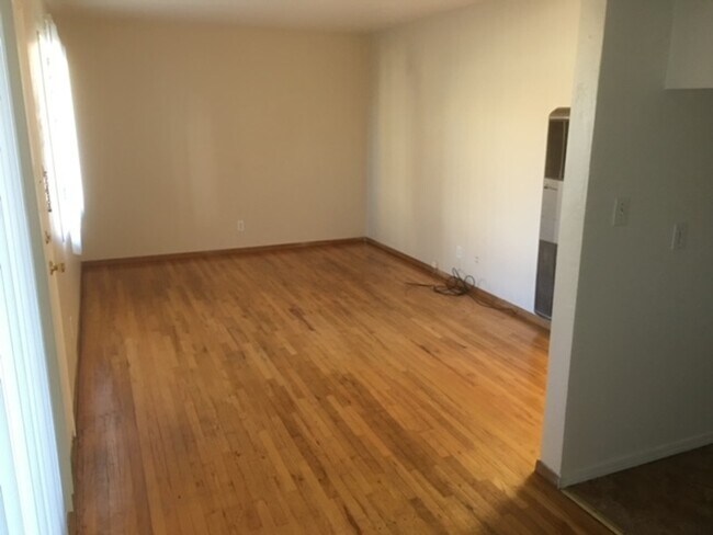 Building Photo - 3728 Ingraham St