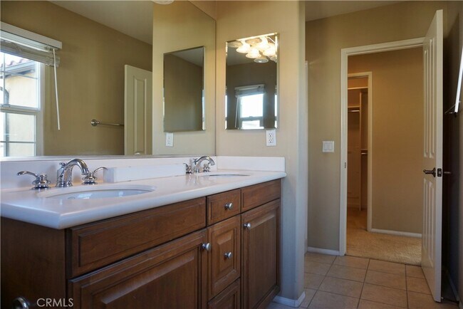 Building Photo - 72 Chantilly-