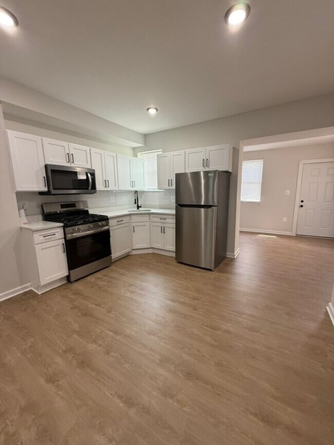 Building Photo - Beautifully Renovated 4BR/2.5BA Home