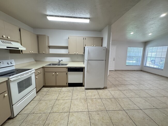Building Photo - 387 Acorn Ln