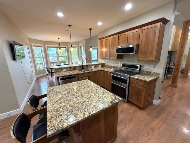 Building Photo - Absolutely Stunning, 6-Bed 3.5 Bath Execut...