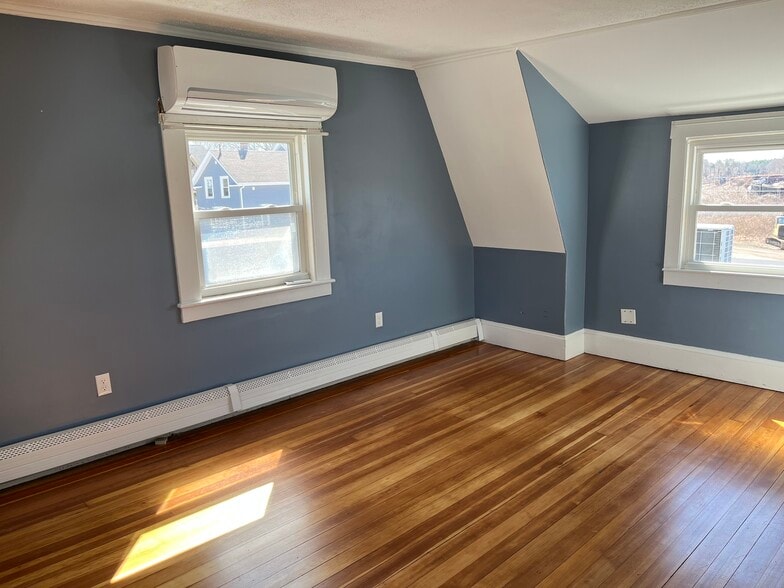 Building Photo - 556 Center Street