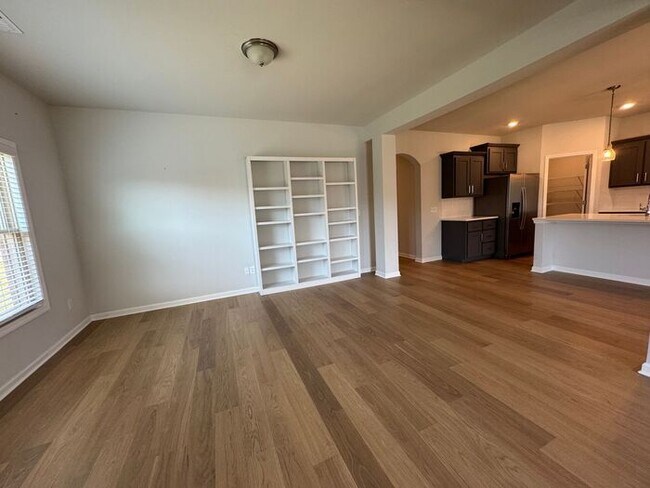 Building Photo - Spacious home with a fence, in PRIME location with a move in special