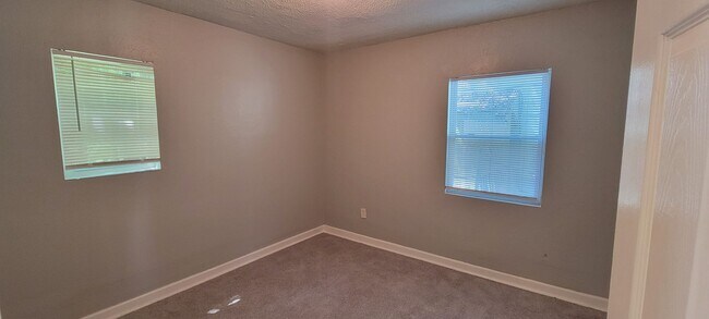 Building Photo - 2 bedrooms 1 bath renovated ready for move in