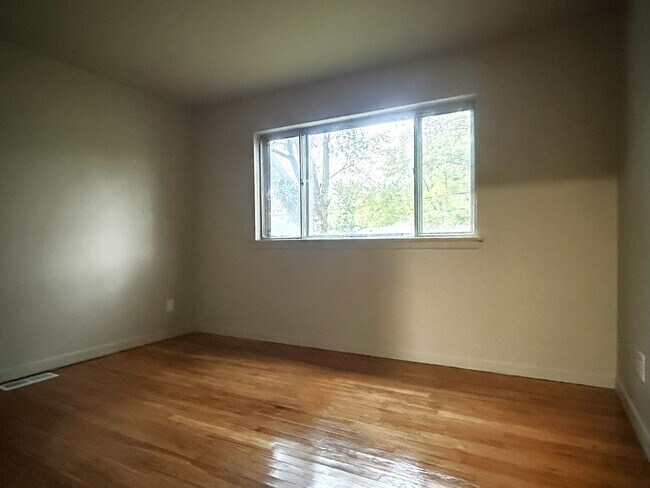 Building Photo - Florissant ready for move in - 3 Bed 1-1/2 Bath with Partially Finished Basement