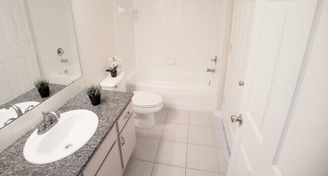 Building Photo - Gorgeous Wood Floors 1/1 condo for RENT @The Crest close to UCF