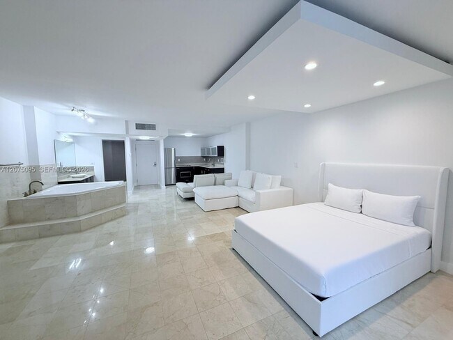 Building Photo - 2301 Collins Ave