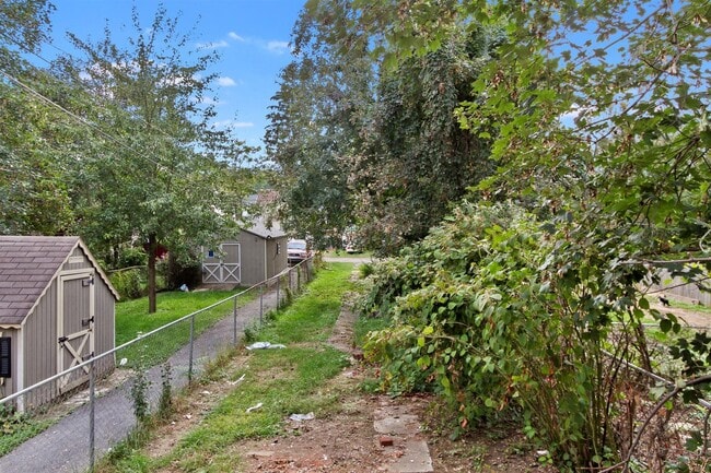 Building Photo - Spacious 5 Bedroom, 2 Bath Home in York City!