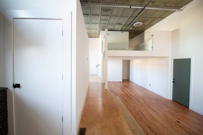 Building Photo - Spacious Loft