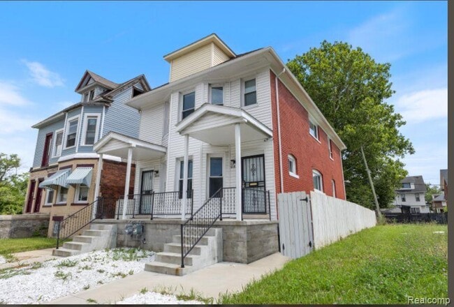 Building Photo - 885 Clairmount Ave