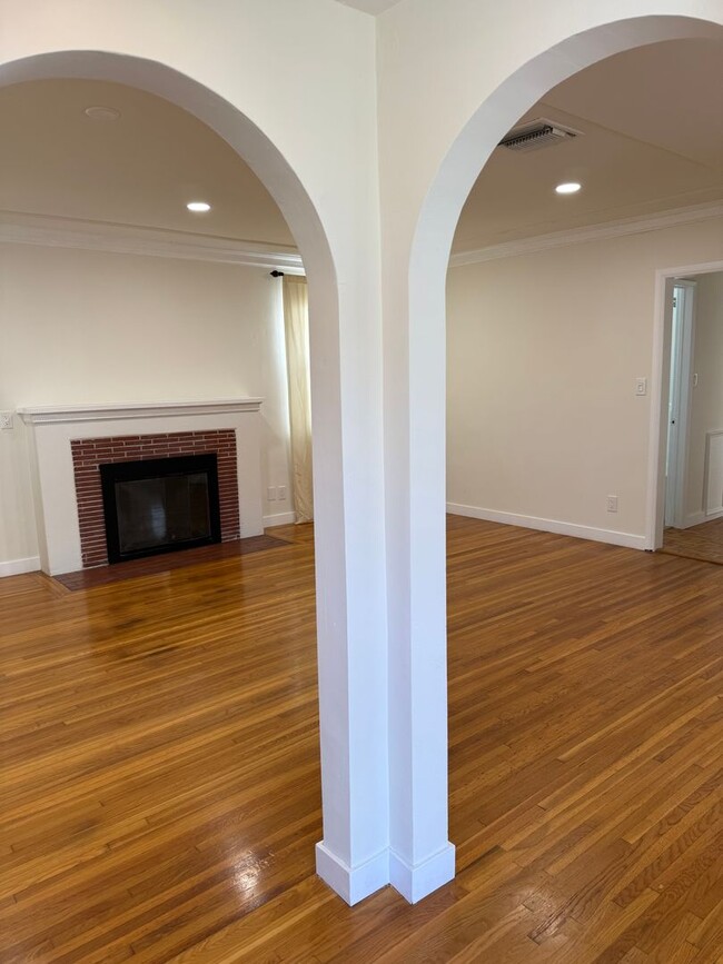 Building Photo - Charming 3 bedroom, 2 bathroom Traditional home in the highly desirable Rancho Park / West Los An...
