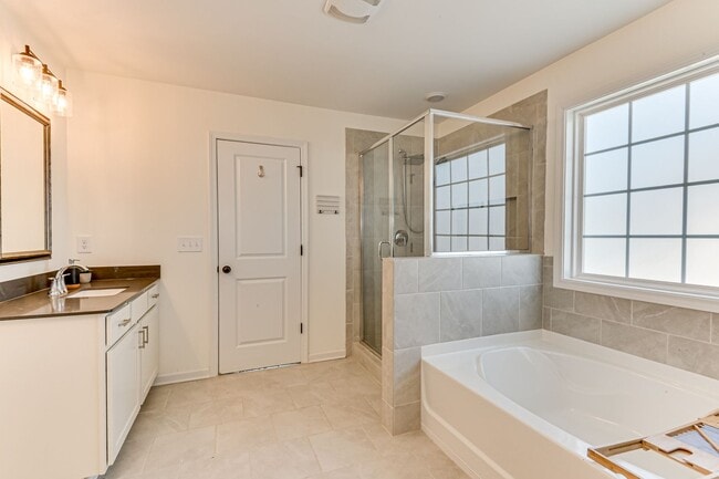 Building Photo - Two Story home in Quaker Knoll! Ready now !