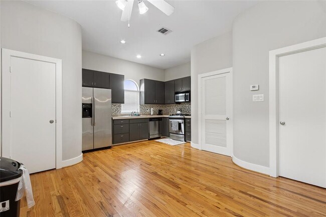 Building Photo - 8686 Meadowcroft Dr