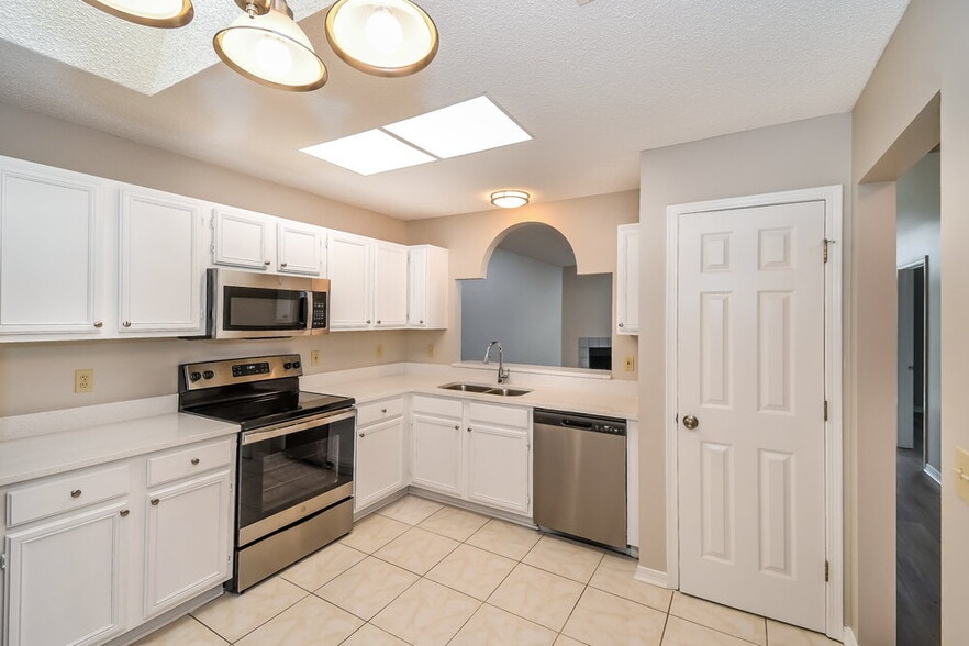 Building Photo - 2847 Lantana Lakes Dr W