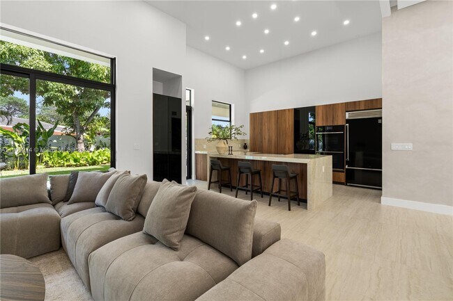 Building Photo - 543 NE 109th St