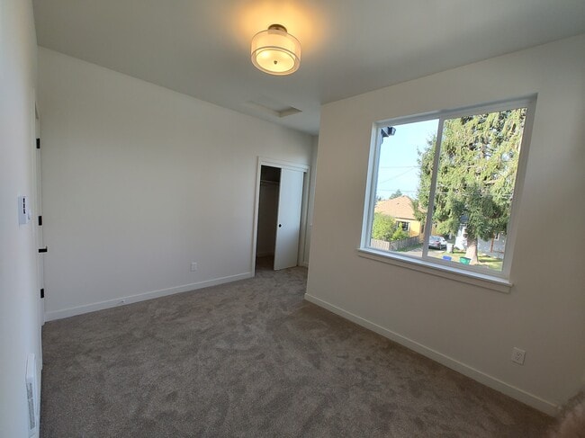 Building Photo - 4260 NE Going St