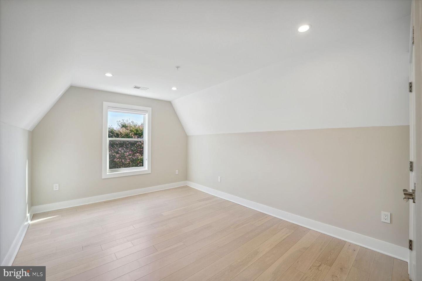 Building Photo - 901 Lawrence St NE