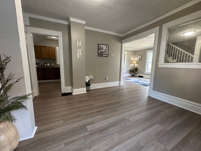 Building Photo - Renovated 3 bedroom house for rent in Waterloo