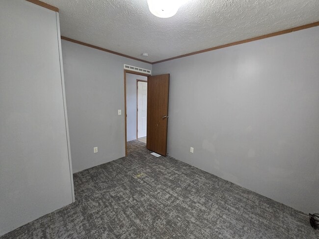 Building Photo - 700 W Ridgeway Ave