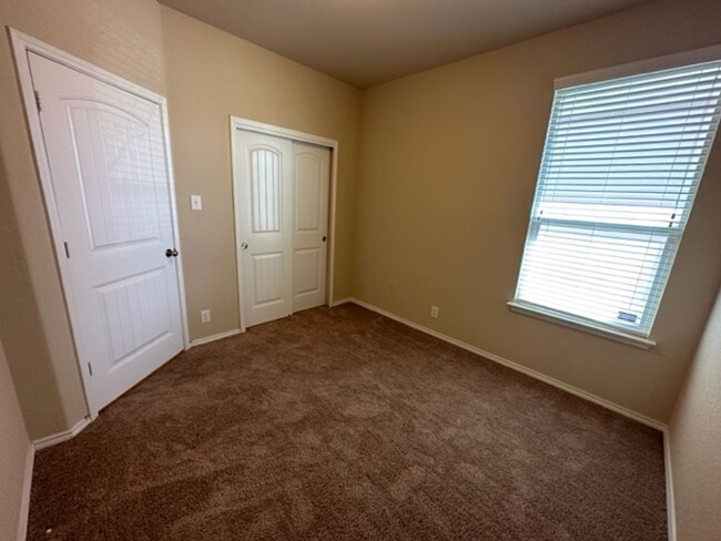 Building Photo - Super Nice Move In Ready 4 Bedroom One Sto...