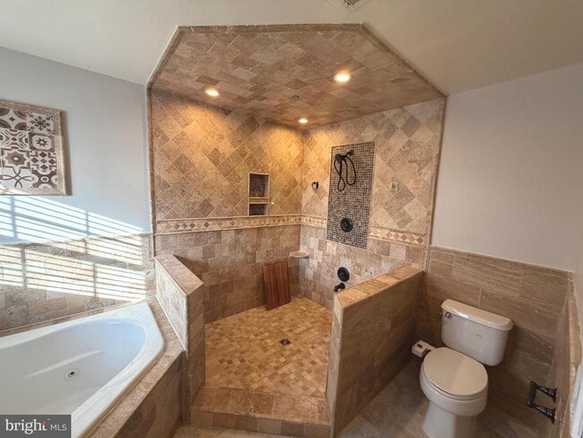 Building Photo - 728 18th St S