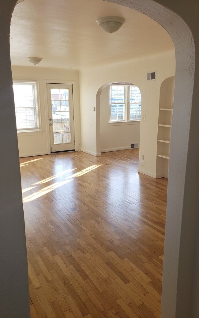 Building Photo - 302 Miles Ave