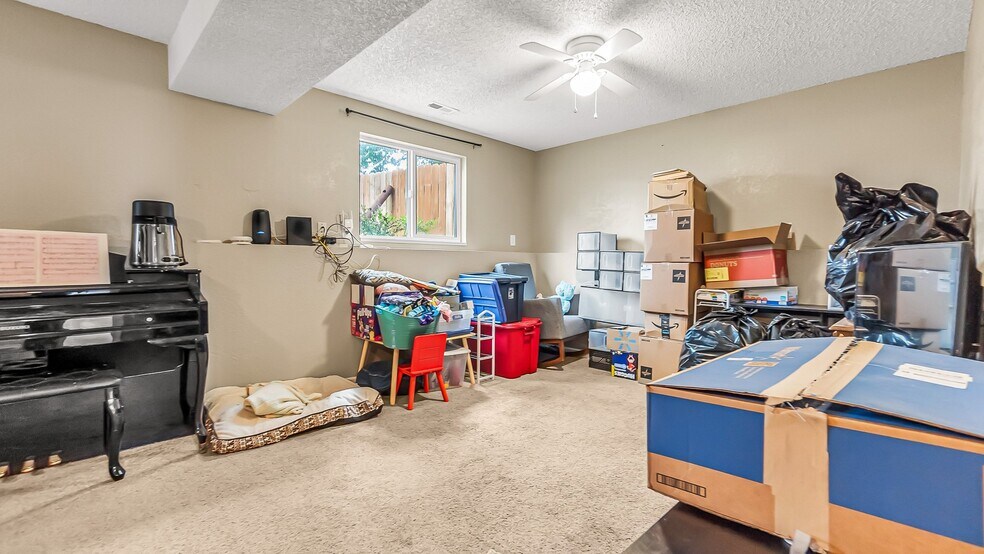 Building Photo - 636 Karen Ct
