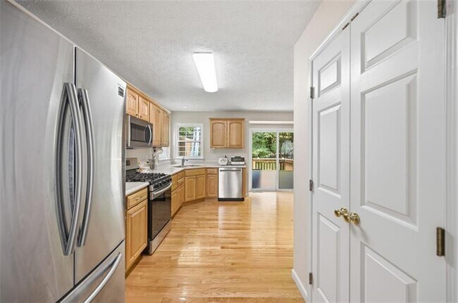 Building Photo - 724 Bush Dr