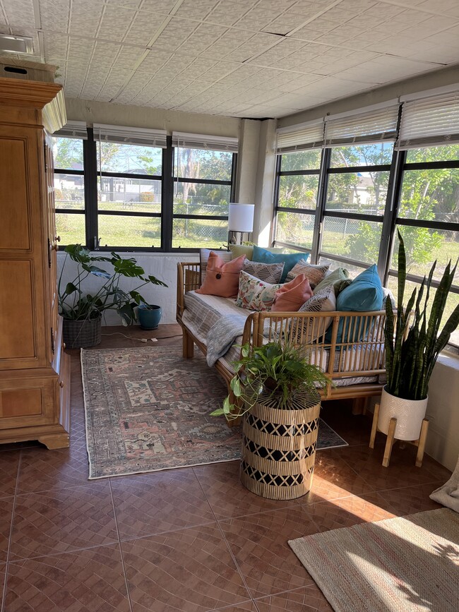 Daybed in the air-conditioned sunroom - 247 SE Santa Barbara Pl