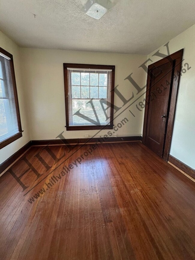 Building Photo - Three Bedroom