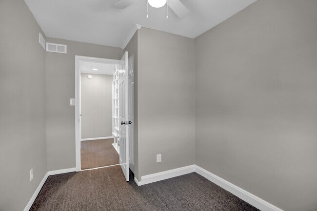 Building Photo - Completed Renovated Townhouse