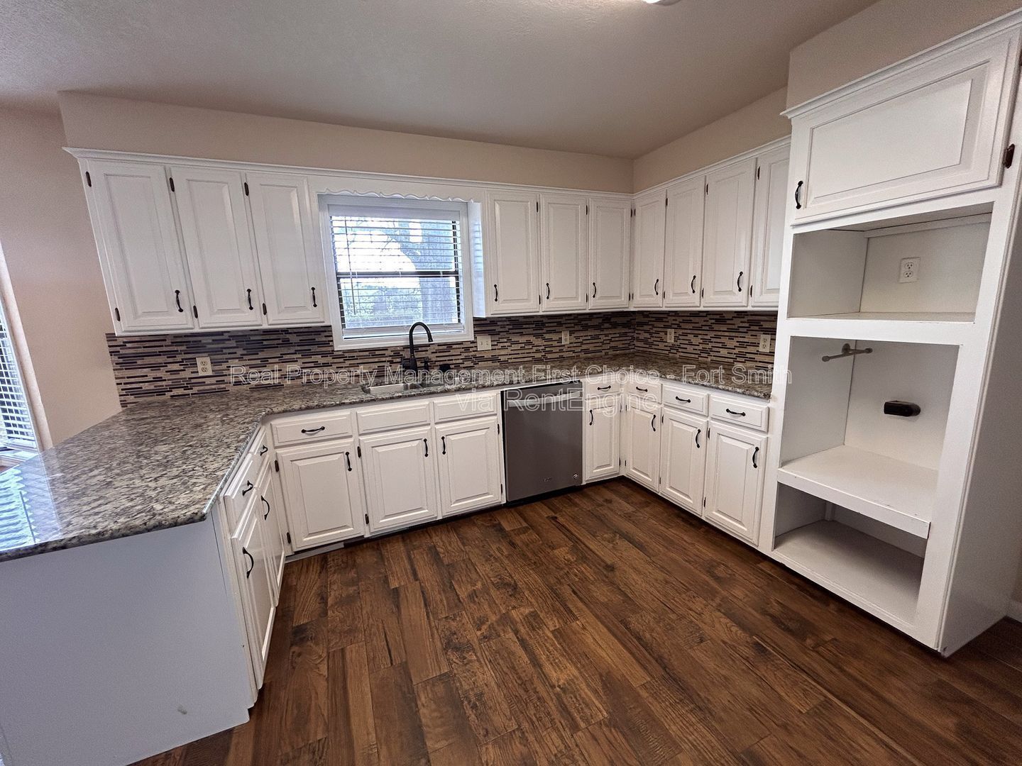 Building Photo - 9200 Rogers Ave