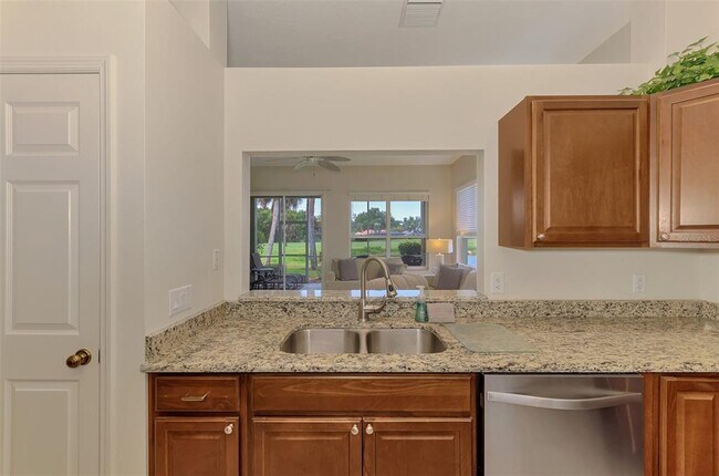 Building Photo - 549 Fallbrook Dr