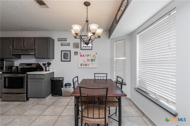 Building Photo - 1410 Windsor Cir