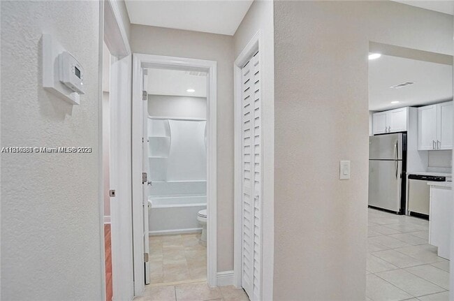 Building Photo - 9457 SW 52nd Ct