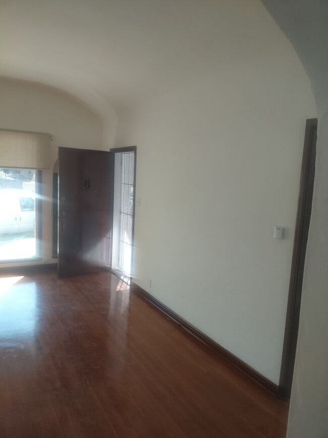 Building Photo - 1010