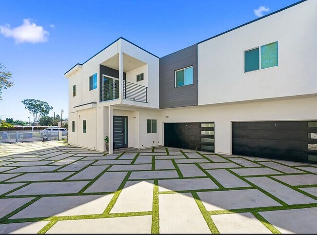 Building Photo - 5639 Riverton Ave