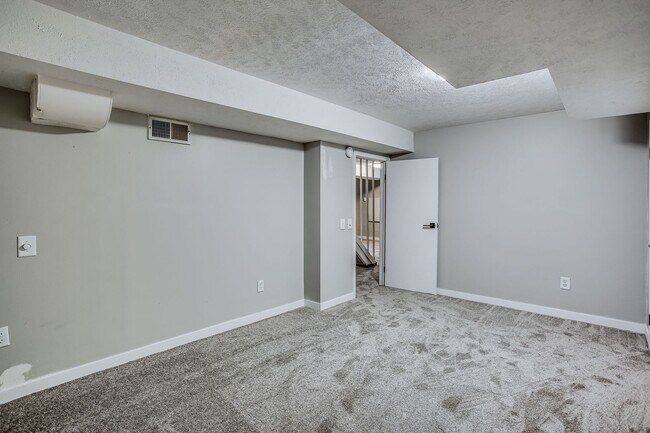 Building Photo - 7071 Izard St