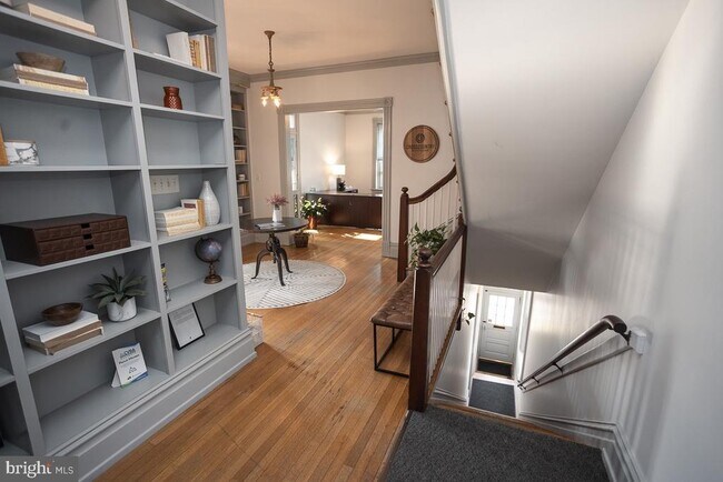 Building Photo - 261 Lincoln Way E