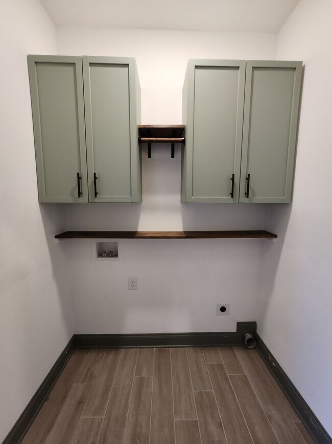 Building Photo - 5814 Whispering Pnes Wy