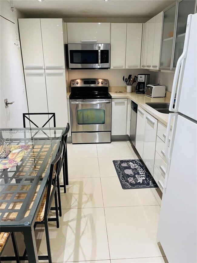 Building Photo - 4001 S Ocean Dr