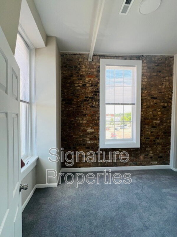 Building Photo - 22 Bollingbrook St