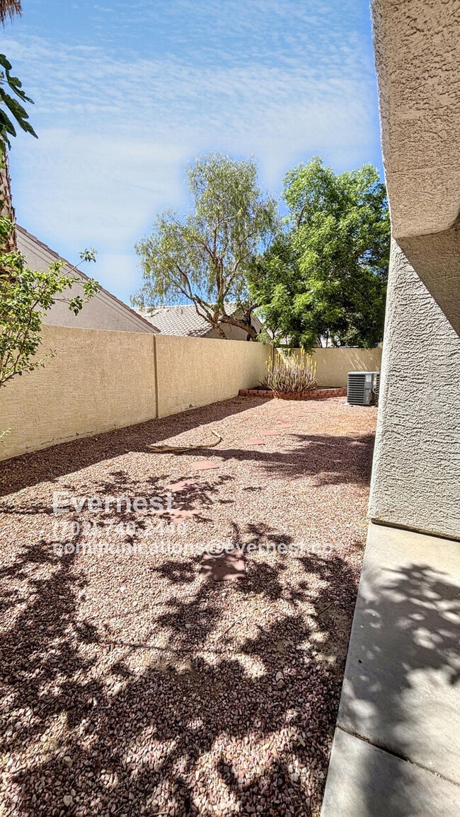 Building Photo - Lovely 3-Bedroom Home with Fireplace and M...