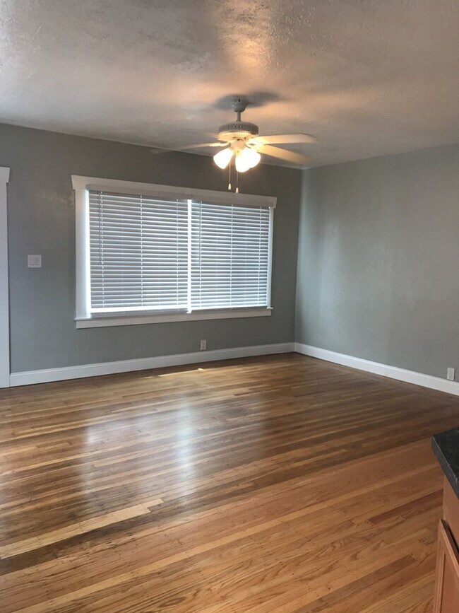 Building Photo - 2 bedroom House in Oakland - Available Now!
