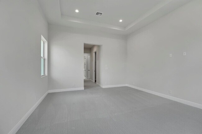 Building Photo - 9341 Crestview Cir