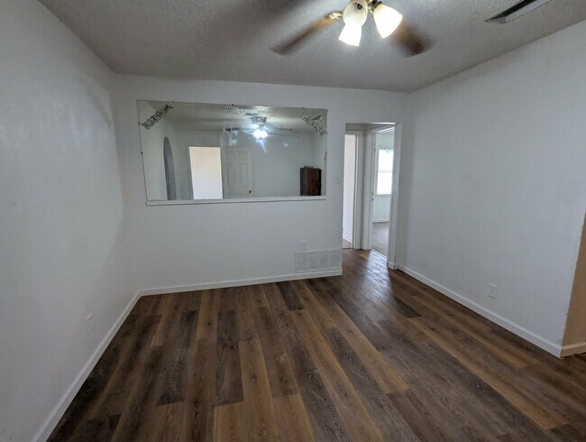 Building Photo - Spacious Updated 3 Bedroom Home