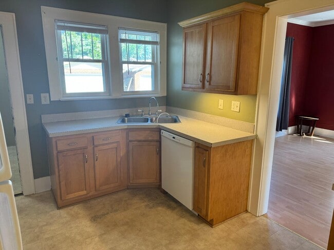 Building Photo - 342 Highland Ave