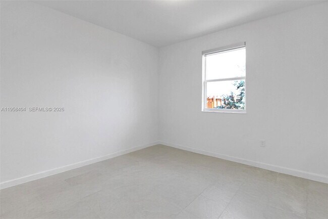 Building Photo - 879 SE 26th Ter