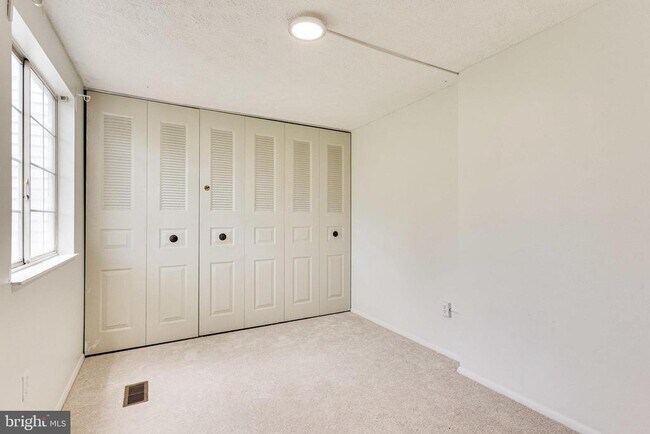 Building Photo - 2841 Shepperton Terrace